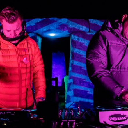 Paul Oakenfold e Carl Cox se apresentam juntos no Stonehenge
