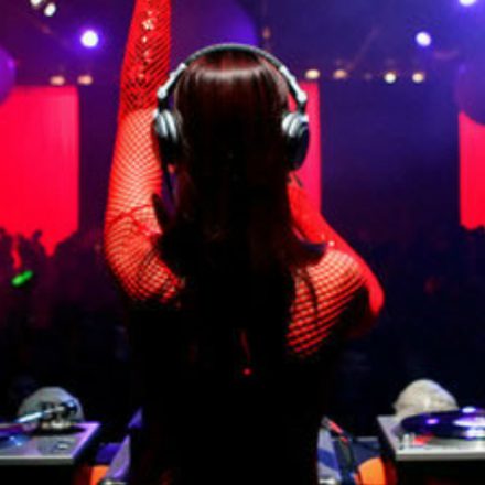 Confira nossa seleção de DJanes em homenagem aos dias da mulher e do DJ