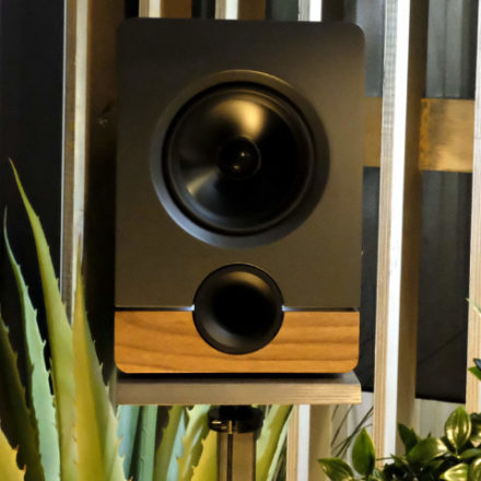 Output anunciou colaboração com a Barefoot para o novo monitor de áudio