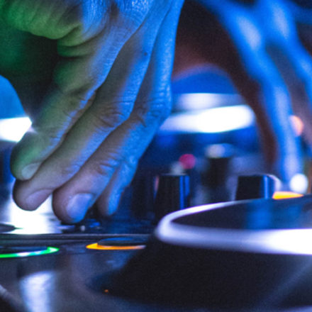 No Dia Mundial do DJ, contamos a causa por trás da data comemorativa