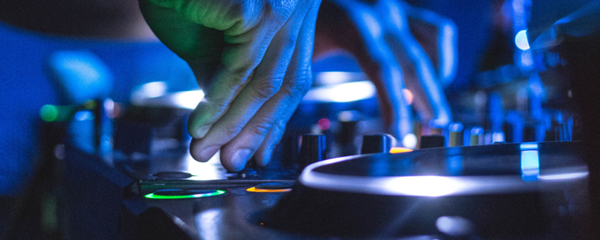 No Dia Mundial do DJ, contamos a causa por trás da data comemorativa